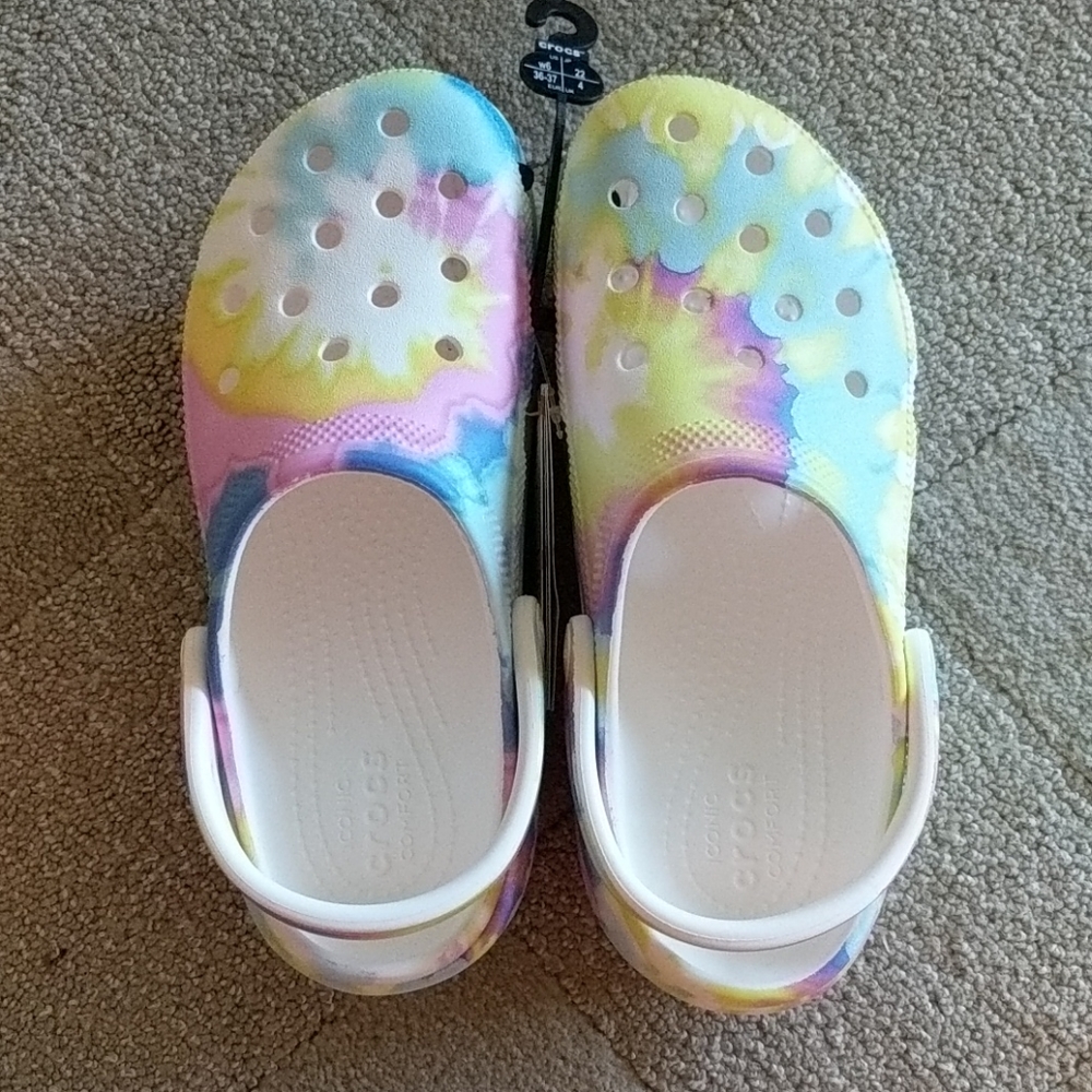 NWT Crocs Tie Dye Classic Platform Graphic Clogs